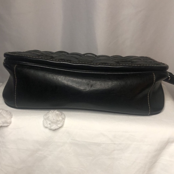 Black basket weaved crossbody. - Picture 6 of 10